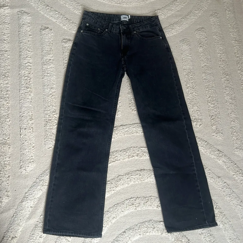 Svarta lågmidjade jeans från lager 157 i storlek s, som nya. Jeans & Byxor.