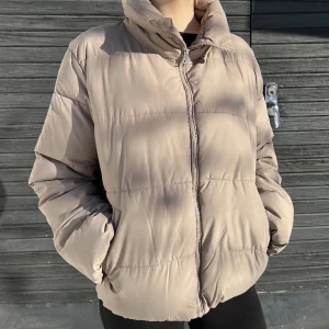 Pufferjacket  - Varm och skön jacka. Knappt använd. Har en liten fettfläck vid höger arm men det är inget som syns tydligt.  