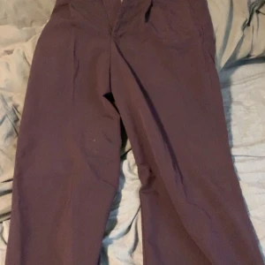 Loose fit kostymbyxor weekday - Lila pösiga kostymbyxor från weekday köpt för 650 säljer för 300