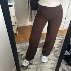 Pull & Bear kostymbyxor  - Supersnygga kostymbyxor från pull & bear. Använda ett fåtal gånger och ser ut som nya💕pris kan diskuteras😊🤍
