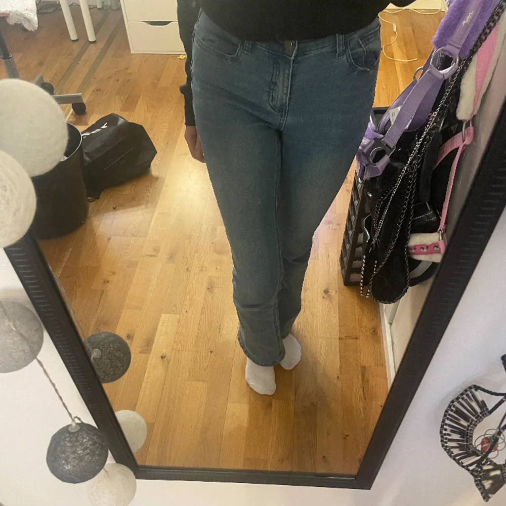 Jeans, vet inte vart dem kommer ifrån. Köpte för ca 300 kronor. Bra skick inte så använda, då dom var lite för korta (är 165 cm).. Jeans & Byxor.