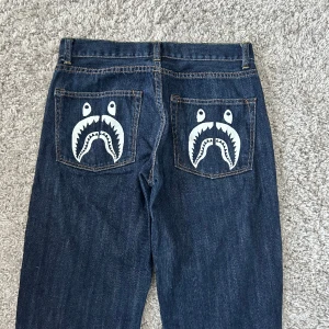 Bape jeans - Skitsnygga bape jeans som inte kommer till användning längre! Jeansen är åt det tajtare hållet men med ihopsydd slit, men om man klipper upp den blir dom mer flare💕 