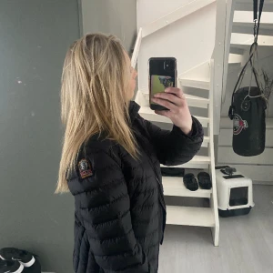 Vår/höst jacka  - Köptes för 1300 men säljer nu för 900 då ja vill köpa en annan jacka :) inget fel på den , en fin jacka nu till våren , äkta!