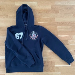 Ralph Lauren Hoodie - Säljer min snygga och unika Ralph Lauren hoodie. Väldigt fint skick! Storlek M men passar även S. Skriv vid minsta fundering!