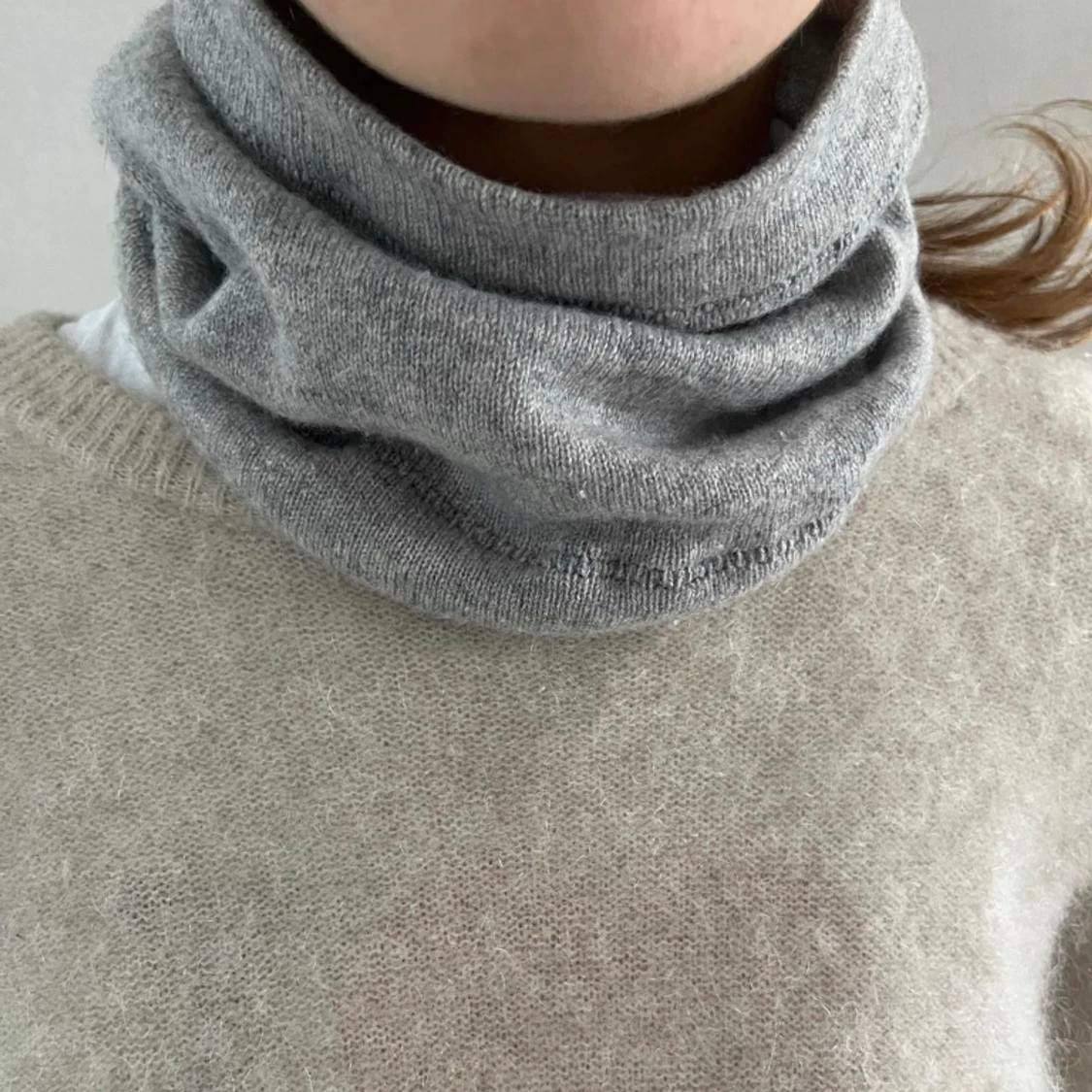 Ljusgrå kashmirbuff