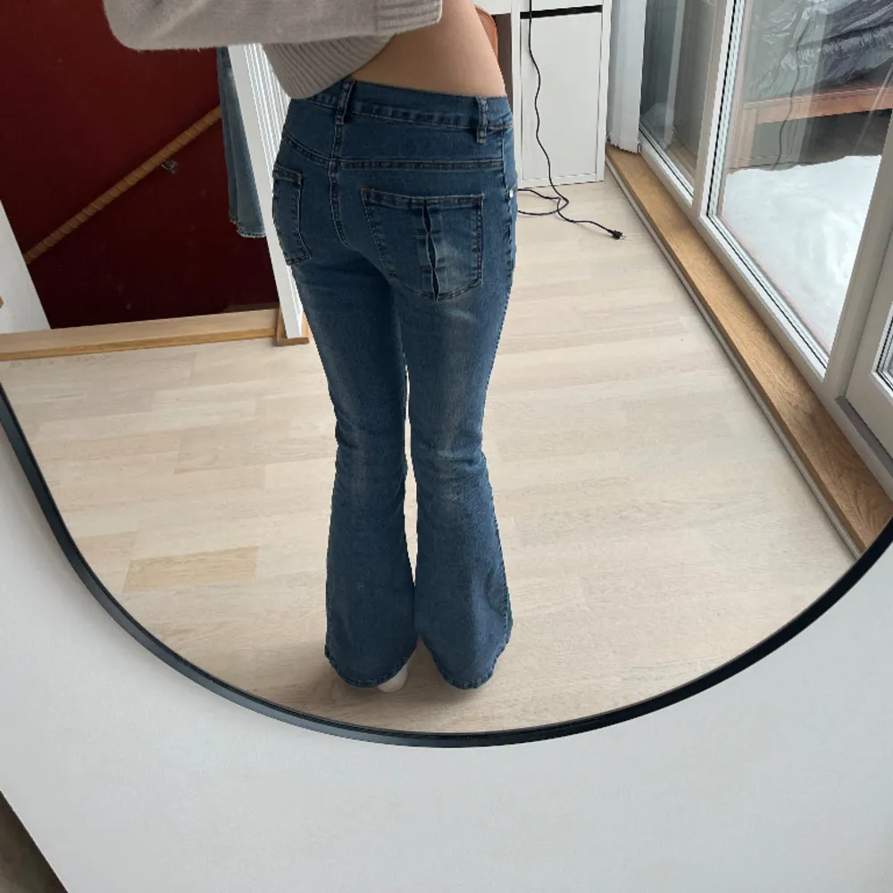 Såååå snygga jeans! Midjemåttet är 33 cm och innerbensmåttet är 79cm. Jag är 177cm lång för referens💕. Jeans & Byxor.