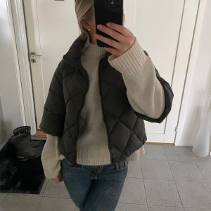 Trekvarts arm jacka - Jättesnygg grön trekvarts arm jacka! Använda fåtal gånger. Nypris 2990, säljer för 1200