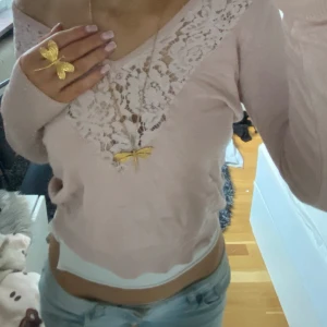 Fin rosa tröja - Fin ljusrosa tröja. Vet ej märke eftersom lappen e borta. Skriv för frågor!