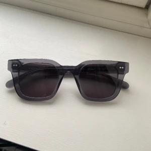 Chimi 04 - Säljer nu dessa Chimi 04 i den ovanliga färgen ginger (mörkgrå) .Själva glasögonen är i jättefint skick men finns skador på båda boxarna. Pris kan diskuteras. Kan också tänka mig byta mot ett par raybans. Skriv för fler bilder eller frågor🤝