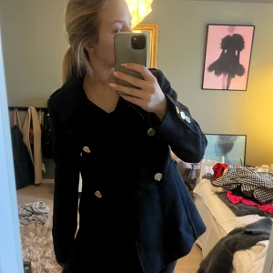 Mörkblå kappa - Sååå fin mörkblå kappa med guldiga knappar!💞