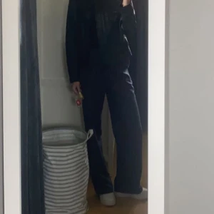 Randiga kostymbyxor  - Randiga marinblå kostymbyxor från bikbok. Stl xs endast använda några gånger. Skriv vid frågor🤍