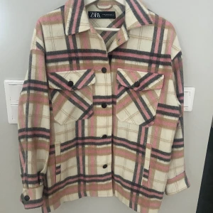 Jacka - Helt oanvänd men lappen är borta, köpt för 699kr! 