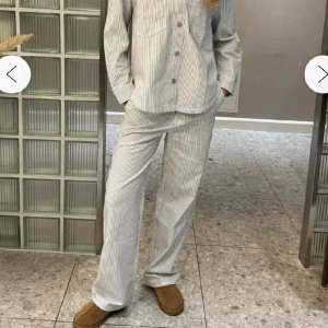 Snygga byxor  - Supersnygga jeans/byxor som var för små, bara testade, nypris 550:- säljer för 250:- Strl M/L  42/32 🤍