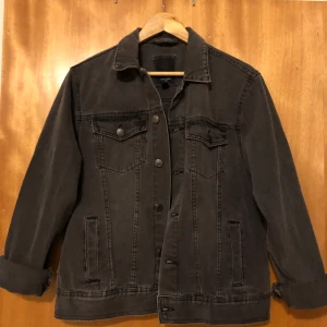 Jeans jacka  - Helt ny, aldrig använd  (Fel storlek vid present) Herr storlek M  Märke: New look
