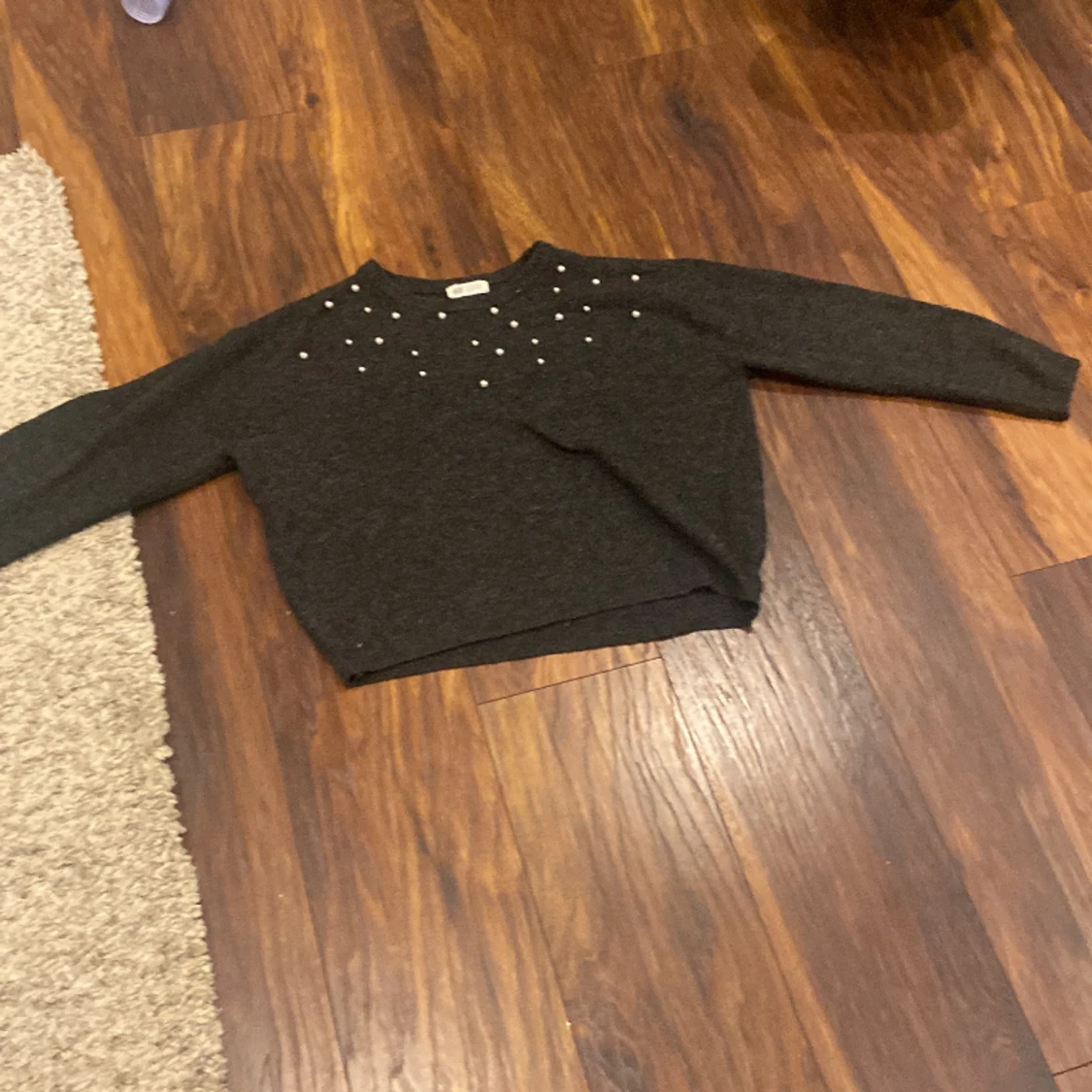 En vanlig svart Tjocktröja