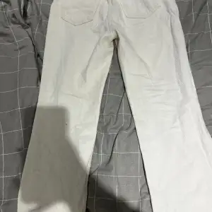 Säljer nu mina vit/beiga jeans ifrån bikbok i storlek 28. De Är i fint skick då dem alltid varit för små på mig. (Pris kan diskuteras)