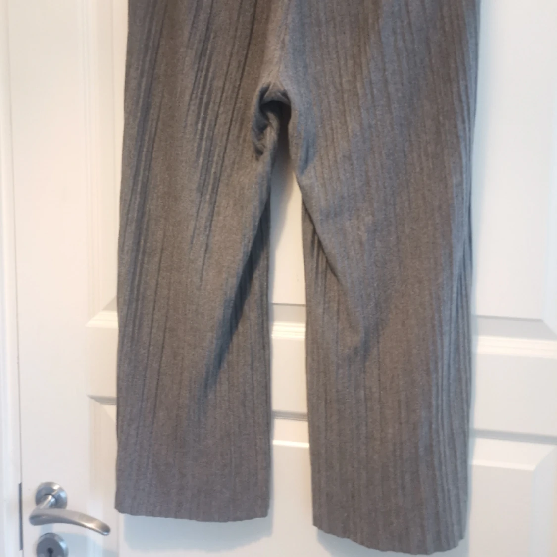 Grå fladdriga trekvartsbyxor  - 91