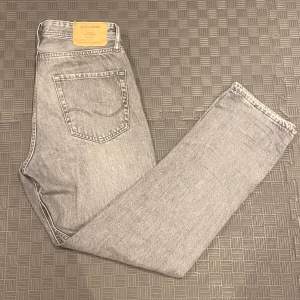 Säljer ett par grå Jack and Jones jeans.  Storlek 28 i bredd och 30 i längd. Mycket bra skick och skriv gärna vid minsta tanke 