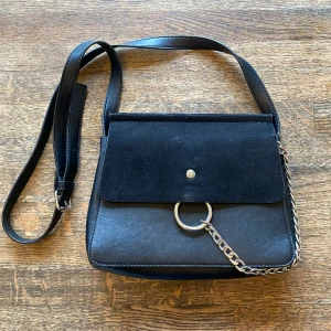 Väska - Väska med kedja. Bra skick, men använder aldrig längre. 