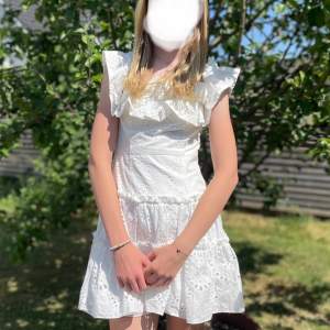 Väldigt fin vit klänning! Använd en gång väldigt sparsamt.  300kr, kontakta mig via plick🌟 Storlek S MEN är som en Xs då den är en storlek liten. 