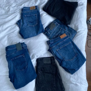 6 Olika Par Jeans Storlekar (30-32) - Storlekar: Mellan 30-32 och 16 Mycket bra skick på alla 79 kr styck, 400 kr vid köp av alla samtidigt