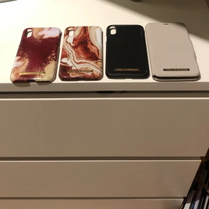 Skal till IPhone X - Skal till IPhone X, använda men fortfarande hyffsat skick. Säljer alla tsm för 50kr. Allt från Idel of Sweden  Innehåll:  Två mönsterelev skal  Ett helsvart skal Ett magnetisk dubbelsidigt skal