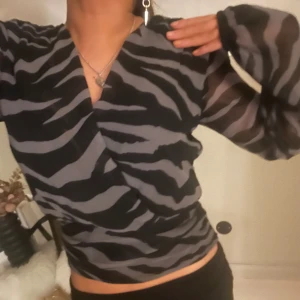Zebra topp - så fin trendig zebra topp från gina tricot, aldrig använd❣️ passar till allt!