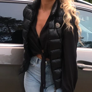 Moncler Ghany Gilet väst - Storlek 2, serien har tyvärr ramlat av o är borta. Jag har vanligtvis XS/S o den passar. Äkta 