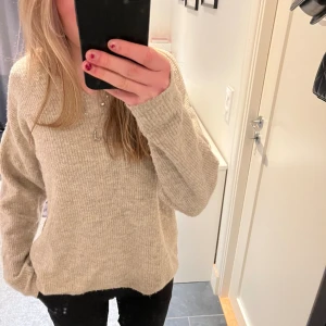 Stickad tröja - Beige stickad tröja från vero Moda i storlek xs. Tröjan är lite nopprig på vissa ställen men annars i bra skick. Hör av dig om du har några frågor💗