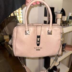 Guess väska - Säljer denna supersöta ljusrosa väska från Guess. Superfint skick! 