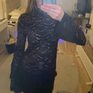 Spets blus/tröja - Säljer denna super fina spets tröja med utsvängda armar för att jag inte använder den. Den är inte mycket använd och är storlek XS. Den går även att vika ned lite vid halsen om man vill det. Skriv för fler funderingar💕