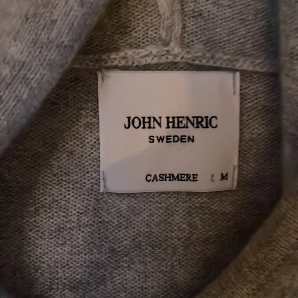 Hej, Säljer min alldeles nya Kashmir hoodie, den är helt ny i skick 10/10, köpt på John henric för 2300kr, mitt pris är 1699kr, hör av er vid frågor!. Hoodies.