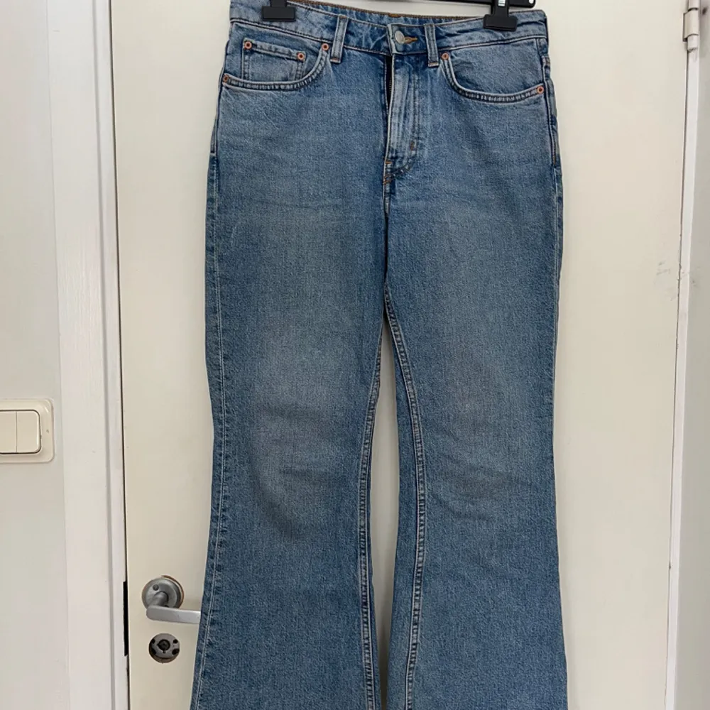 Sköna jeans från weekday. De är rätt korta så passar någon runt 1,60. Byxorna har inga defekter. . Jeans & Byxor.