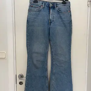 Sköna jeans från weekday. De är rätt korta så passar någon runt 1,60. Byxorna har inga defekter. 