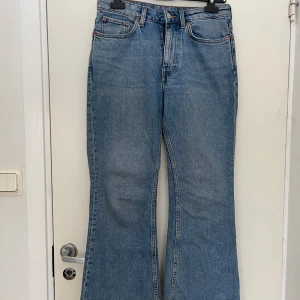 Jeans  - Sköna jeans från weekday. De är rätt korta så passar någon runt 1,60. Byxorna har inga defekter. 