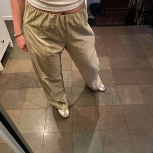 Byxor från Zara - Byxor från Zara i nyskick. Helt oanvända, prislapp sitter kvar