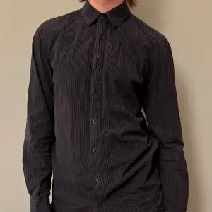 Mörkblå, nästan svart skjorta. Bra skick. 🌻 