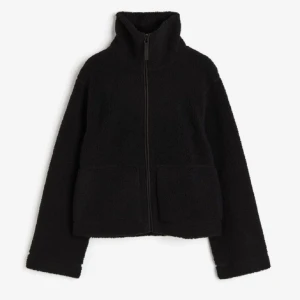 Svart hm Teddy jacka  - Använd några gånger så super bra skick strl m passar mig som brukar ha s❤️ lånade bilder