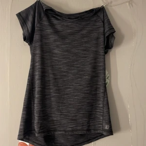 Tränings topp - Mörkgrå tränings topp i stl 40/42/M tror jag det står i den, skulle säga att den passar S/M då det är en tight modell.  Ser ut som ny förutom att stl texten är utnött 🌸 Köparen står för frakten!🚀