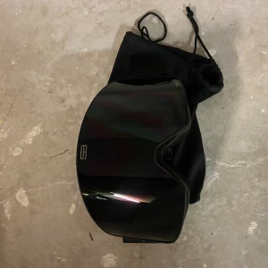 Skidglasögon unisex - Säljer min sons skidglasögon från sabba brillor. De är i gott skick och påse finns kvar.  Lila glas med svart band.