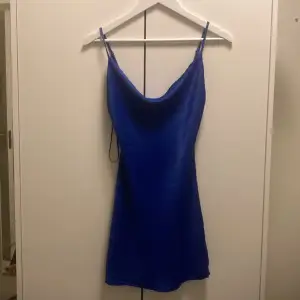 Säljer en sååå fin marinblå klänning ifrån bershka. Den har det skönaste materialet och formar kroppen väldigt fint, den har dessutom justerbara band! Hör av er vid frågor köparen står för frakt! Pris och frakt kan diskuteras