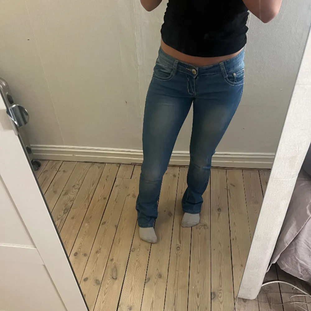 Fina lågmidjade jeans som inte passar mig längre💗. Jeans & Byxor.