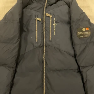 Sail racing jacka - Jätteskön sail racing jacka! Passar upp till 170. Skick 8/10, skriv vid funderingar!