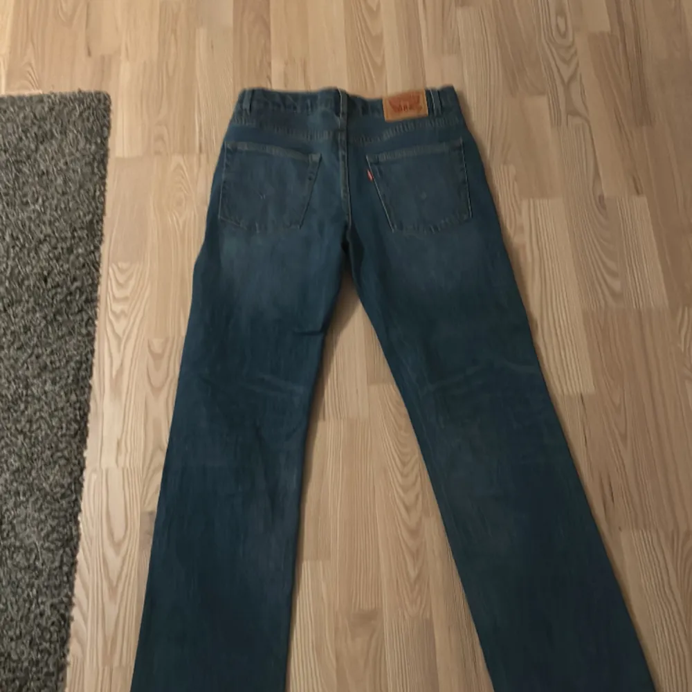 Helt nya Levis 551 som jag ALDRIG använt som man ser på lappen där bak, då ja fick dem i present o dem va stora o mina föräldrar hade redan tagit av lappen . Jeans & Byxor.