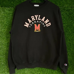 Champion Maryland Sweatshirt - Snygg champion sweatshirt i storlek M! Bara att skriva om du undrar över något🙏