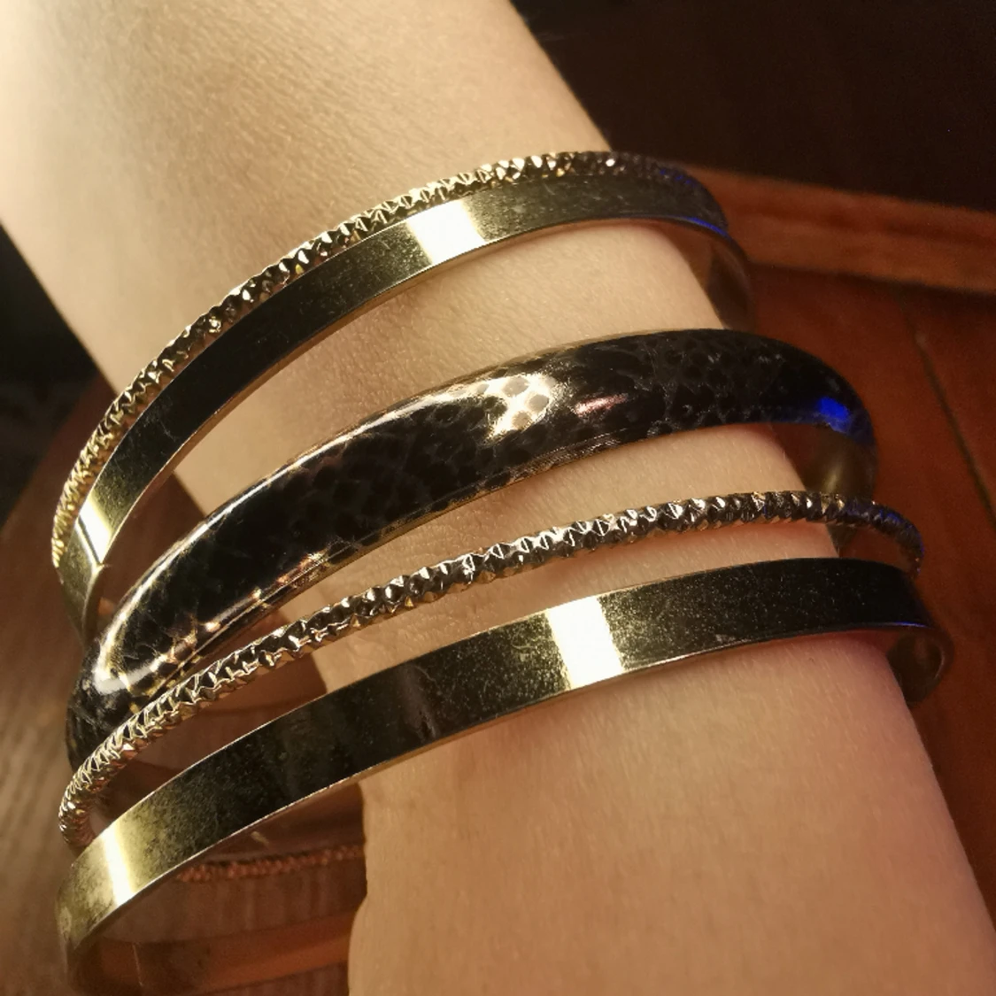 Skramliga bohemiska guld armband 