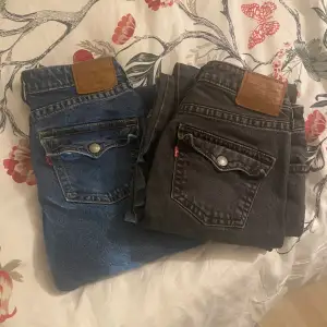 Lågmidjade bootcut jeans från Levis. köpta ett halvår sedan och andvända några gånger. Men i super bra skick. Orginalpris 1400. Priset kan diskuteras