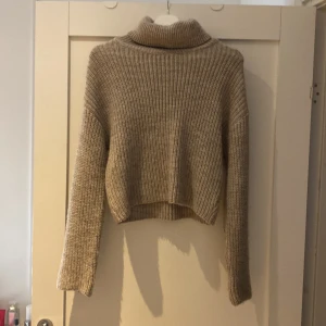 Stickad NAKD - Stickad tröja från NAKD, storlek S. En kall beige färg 
