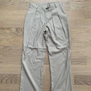 Kostymbyxor - Monki - Beige kostymbyxor som är höga i midjan och raklånga 😊aldrig använda, så de är i superbra skick! Storlek XS