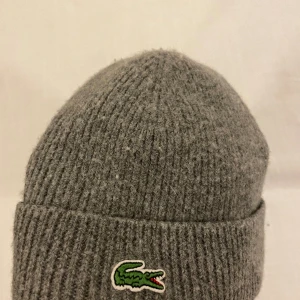 Lacoste mössa - Soft mössa, nästan inte använd. Skriv vid funderingar!